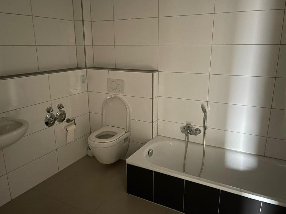 Doppelhaush&auml;lfte: Bad mit Wanne und Dusche_EG