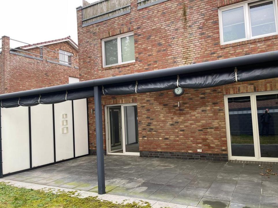Doppelhaush&auml;lfte: &uuml;berdachte Terrasse