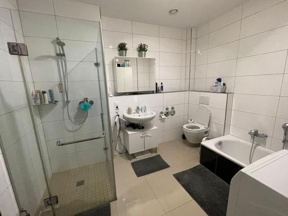 Doppelhaush&auml;lfte: Bad mit Wanne und Dusche_OG