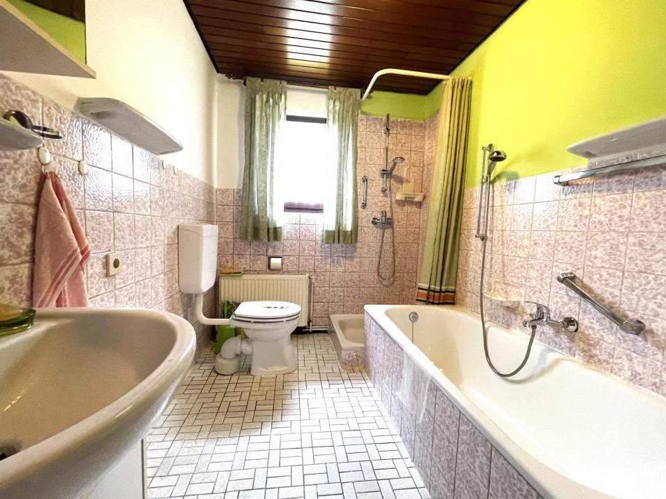 Badezimmer mit Wanne und Dusche Einfamilienhaus: Badezimmer mit Wanne und Dusche