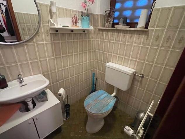 Doppelhaush&auml;lfte: G&auml;ste-WC